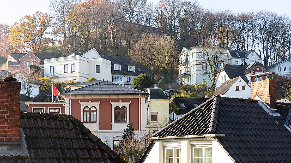 Blick auf weiße Villen und begrünte Hänge im Hamburger Stadtteil Blankenese 