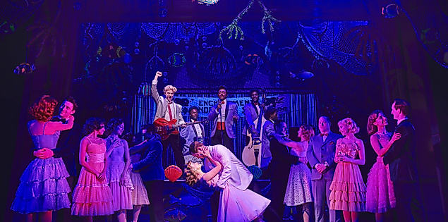 Zurück in die Zukunft Szenenmotiv Gruppe mit tanzenden Menschen