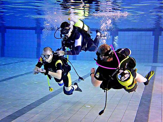 schwimmhalle-inselpark_taucher_c-drs-wittmershaus