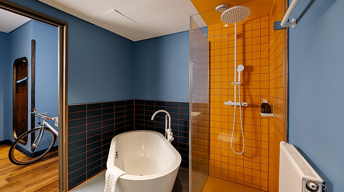 25hours Hotel HafenCity: room extra large bathroom
