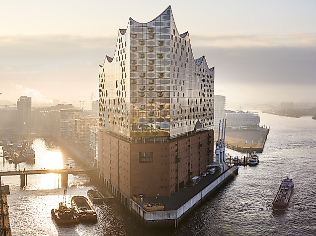 Luftaufnahme der Elbphilharmonie bei Sonnenaufgang
