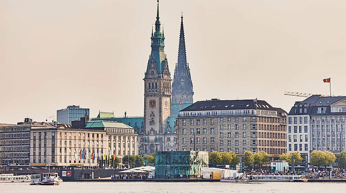 Blick über die Binnenalster auf Hamburger Altstadt mit Kirchtürmen von St. Petri und St. Jacobi