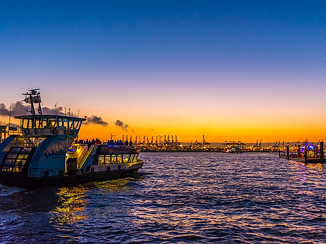 hafenfaehre-im-sonnenuntergang_c-christian-hinkelmann