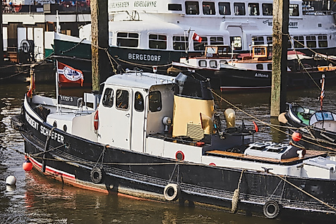 Historisches Schlepperboot im Museumshafen Oevelgönne, vertäut im sonnigen Hafenbecken