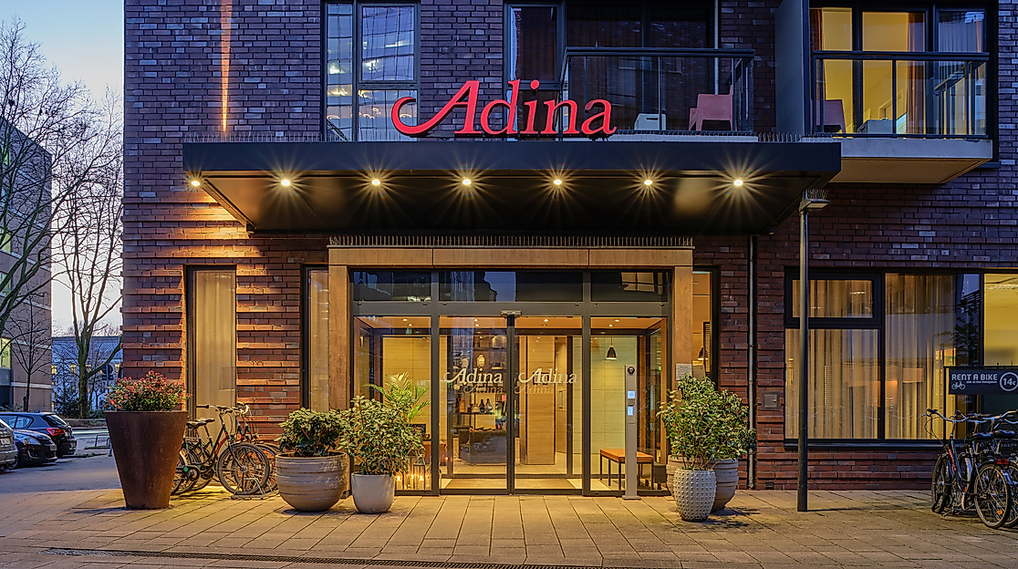 adina-hotel-hamburg-michel-entrance_2023