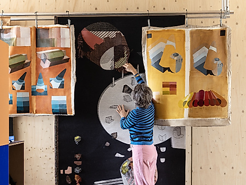 mkg_hellajongerius_in_ihrem_studio_vorbeitungen_fuer_den_archivumzug_2024_c_vitradesignmuseum_fotoroelvantour_3