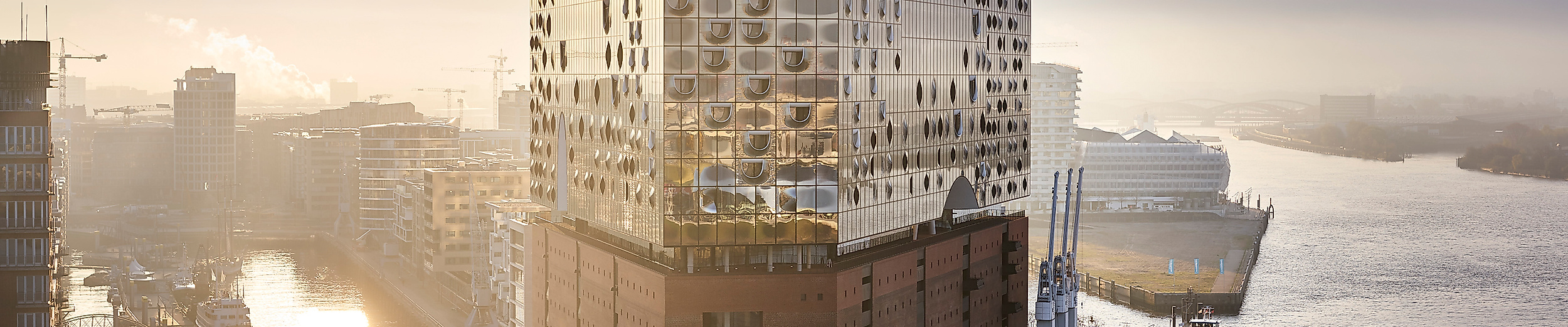 Luftaufnahme der Elbphilharmonie bei Sonnenaufgang