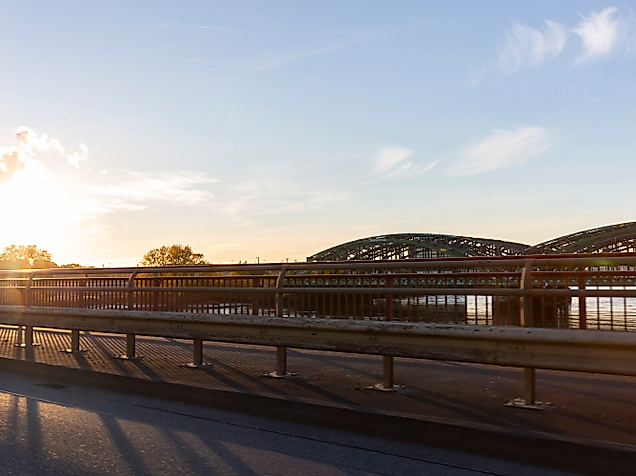 Elbbrücken zwischen Wilhelmsburg und Veddel in Hamburg im Sonnenlicht mit Gleisen und Wasser im Vordergrund