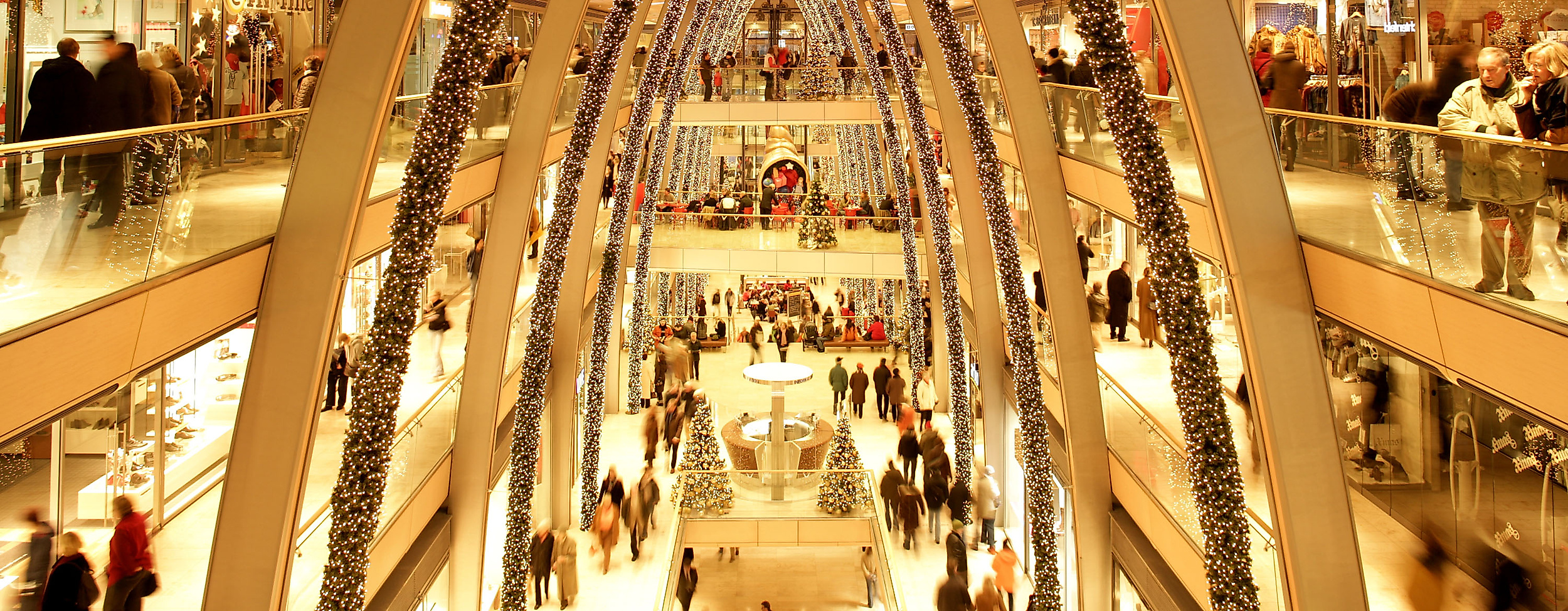 Festlich beleuchtete Europapassage mit Weihnachtsdekoration und Besuchern in der Adventszeit