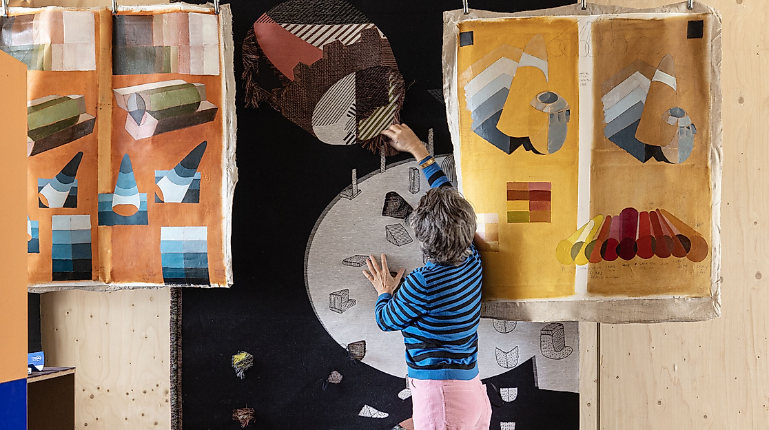 mkg_hellajongerius_in_ihrem_studio_vorbeitungen_fuer_den_archivumzug_2024_c_vitradesignmuseum_fotoroelvantour_3