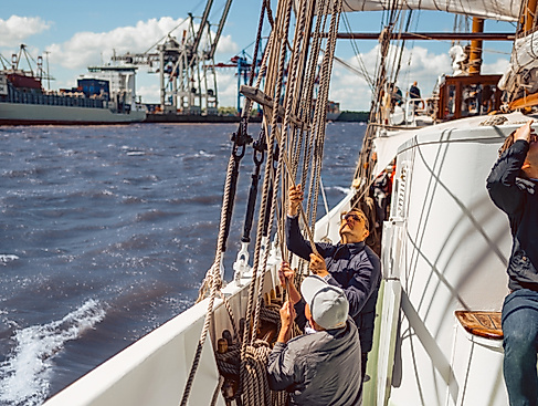 Segelschiff_chartern__Hamburger_Hafengeburtstag_Segel_setzen_NORD-EVENT-GmbH