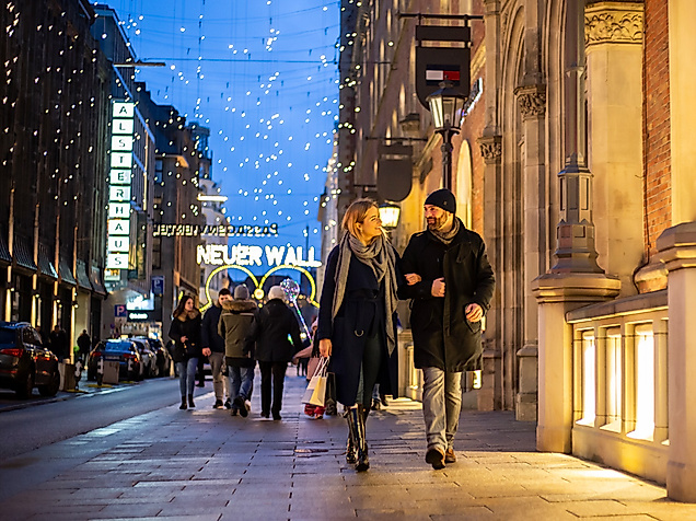 Abendliche Einkaufsstimmung unter Weihnachtsbeleuchtung am Neuen Wall in Hamburg