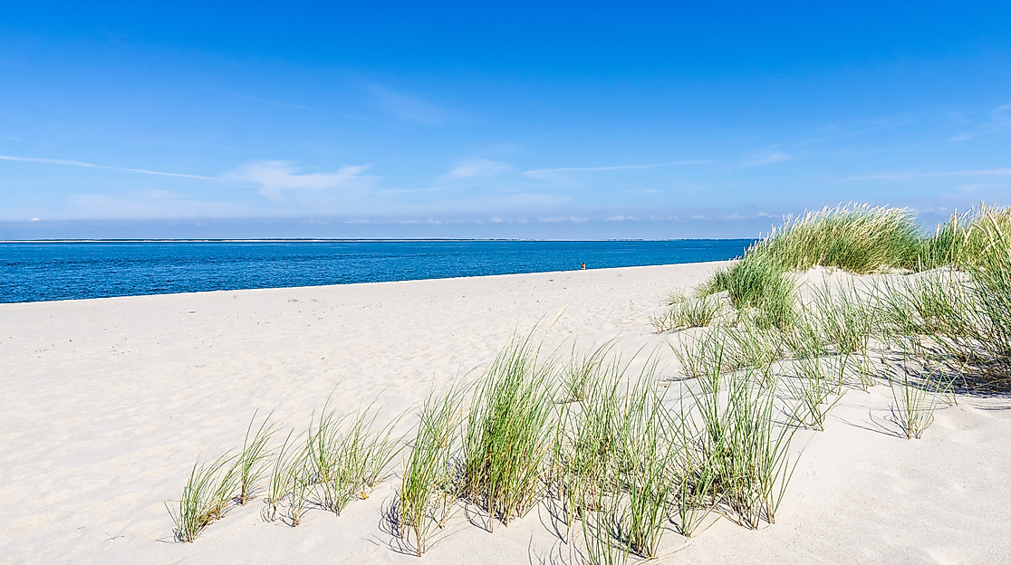 Heller Strand mit Meer und blauem Himmel auf Sylt