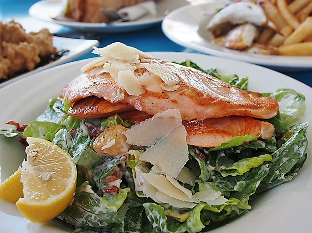 lachs-auf-salat_c-bild-von-cattalin-auf-pixabay