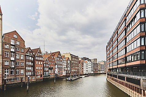 Blick auf historische und moderne Häuser entlang des Nikolaifleets in Hamburg 