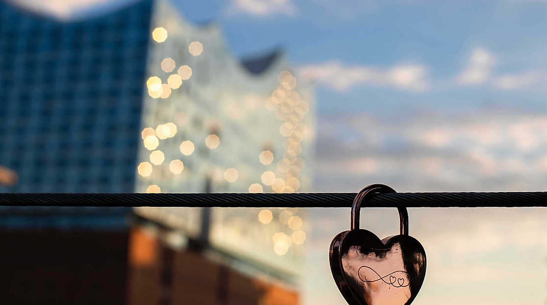 Herzförmiges Liebesschloss vor der Elbphilharmonie im Abendlicht – romantischer Ort für Verliebte in Hamburg
