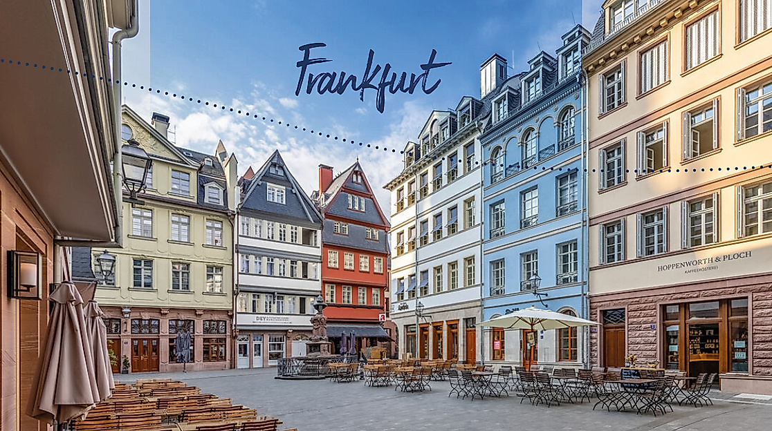 Sonniger Blick auf den Hühnermarkt mit restaurierten Fachwerkhäusern in der Frankfurter Altstadt, darüber Schriftzug „Frankfurt“.