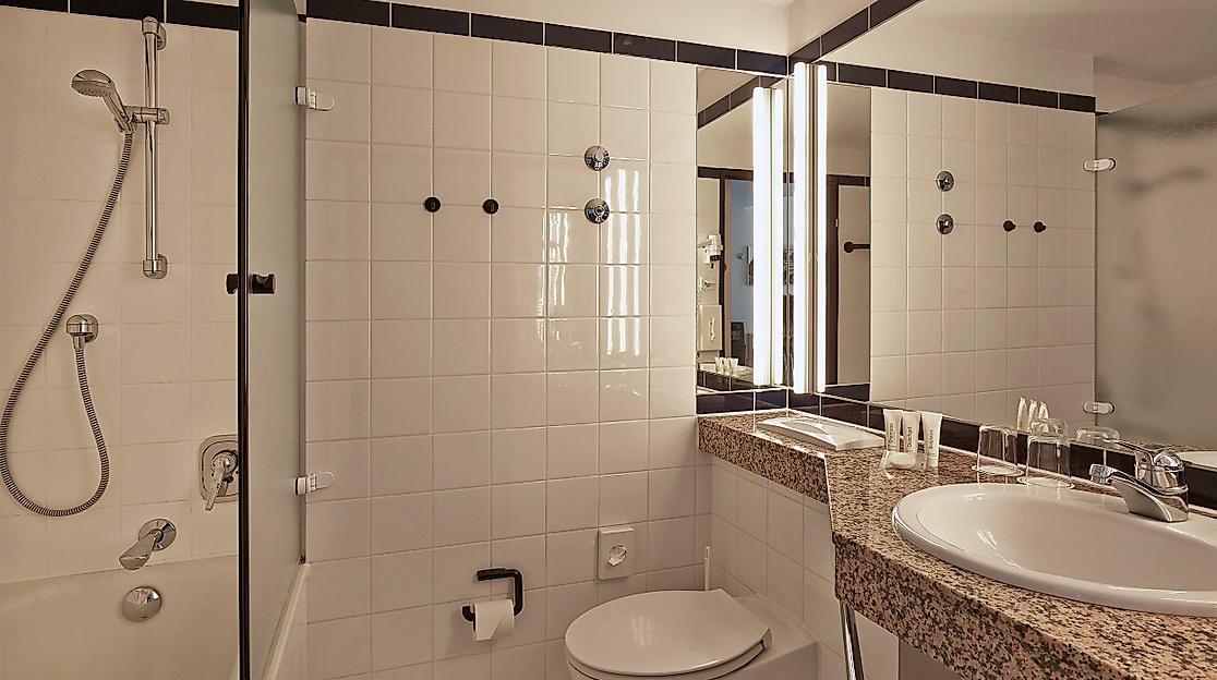 H4 Hotel Hamburg Bergedorf: Bathroom