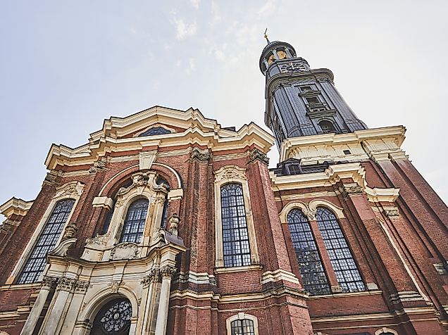 Untersicht der barocken Fassade und des Turms der Kirche St. Michaelis in Hamburg bei Tageslicht
