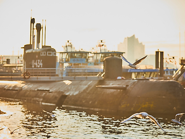 Museums-U-Boot U-434 im Hamburger Hafen bei Sonnenuntergang, im Hintergrund die Elbphilharmonie