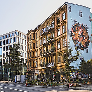 Fassaden im Gängeviertel Hamburg mit großflächigem Wandbild und alternativer Stadtkultur