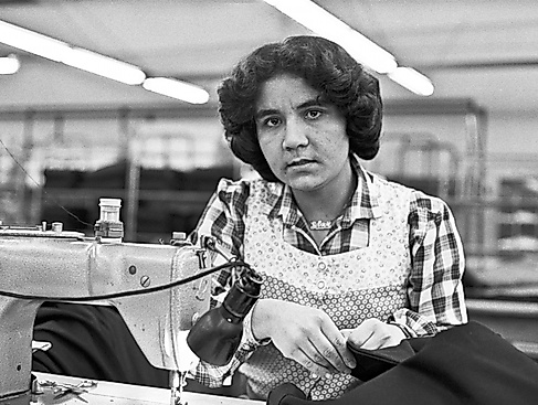 MK&G_FrüherHiessenWirGastarbeiter_MuhlisKenter_Näherin_in_Textilfabrik_1980_c_MuhlisKenter