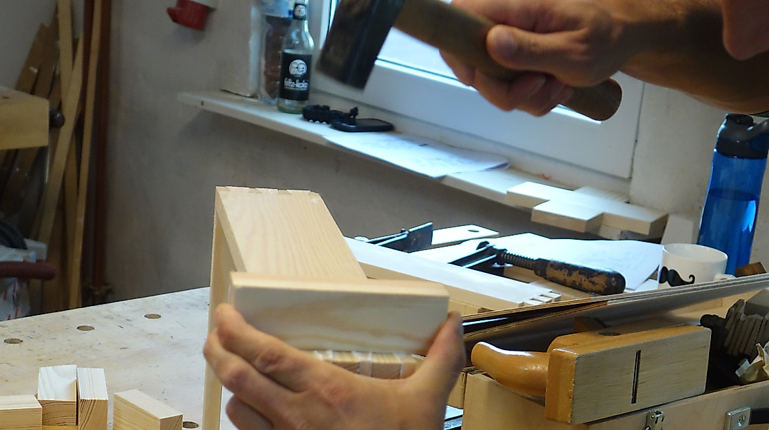 Tischler-Akademie-hämmern-web