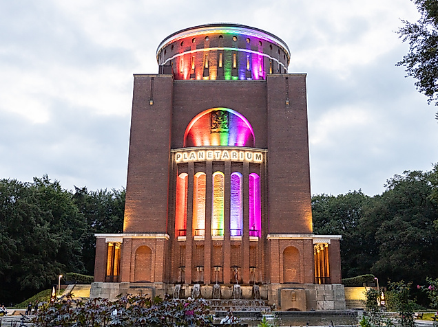 Planetarium Hamburg in Regenbogenfarben angeleuchtet zur Pride Week