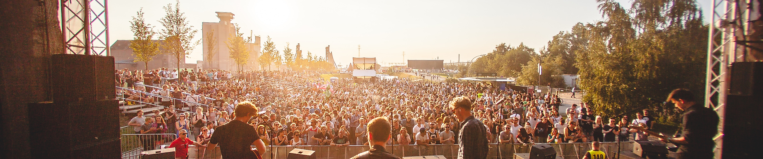 Blick von der Bühne auf das Publikum beim MS Dockville-Festival in Hamburg im Sonnenlicht