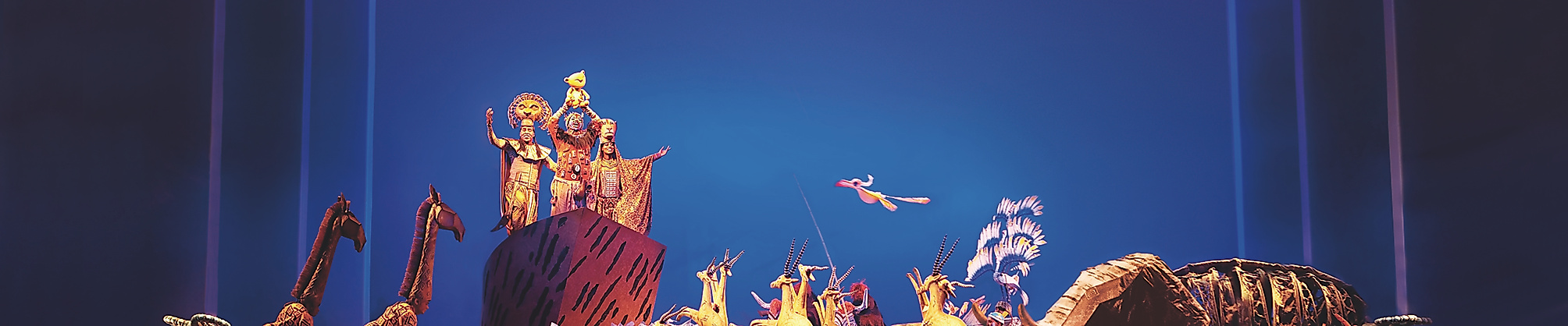 Szenenbild König der Löwen: Alle Tiere gesammelt vor dem Löwenfelsen