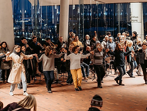 Step Into Dabke – gemeinsam tanzen auf der Plaza