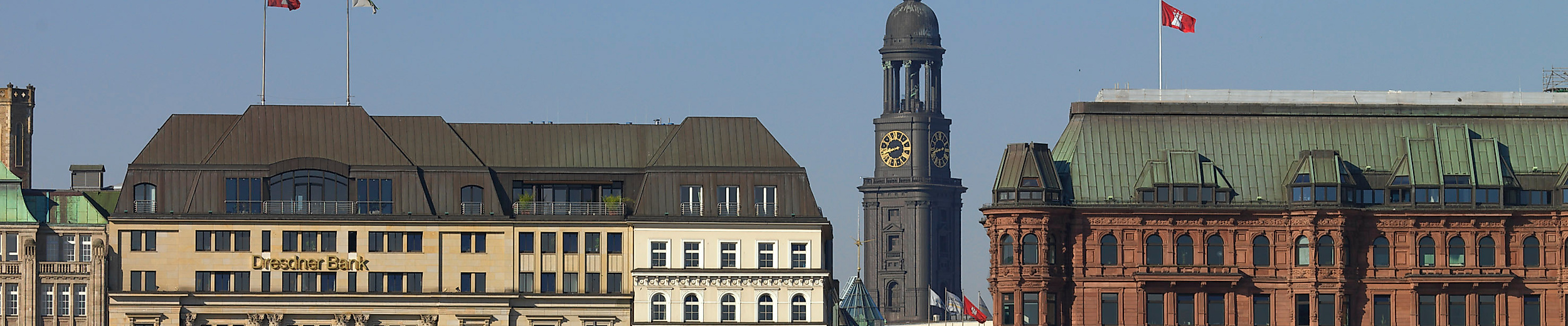 Blick vom Jungfernstieg über die Binnenalster auf historische Fassaden und den Turm von St. Michaelis