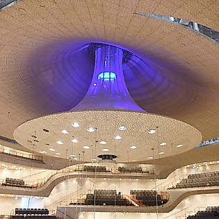 großer Klangreflektor mit blauem Licht an der Decke des großen Saals der Elbphilharmonie