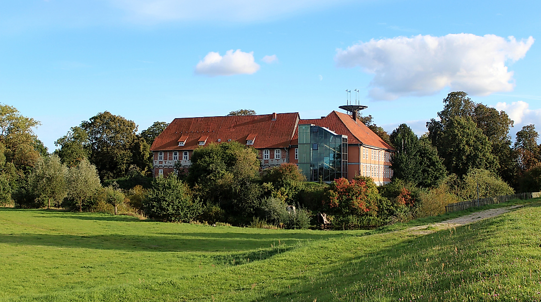 es-110-390-schloss-mit-glastreppenhaus-turm-von-schlosswiese_4