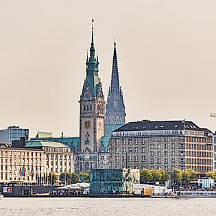 Blick über die Binnenalster auf das Hamburger Rathaus und die Türme der Innenstadt
