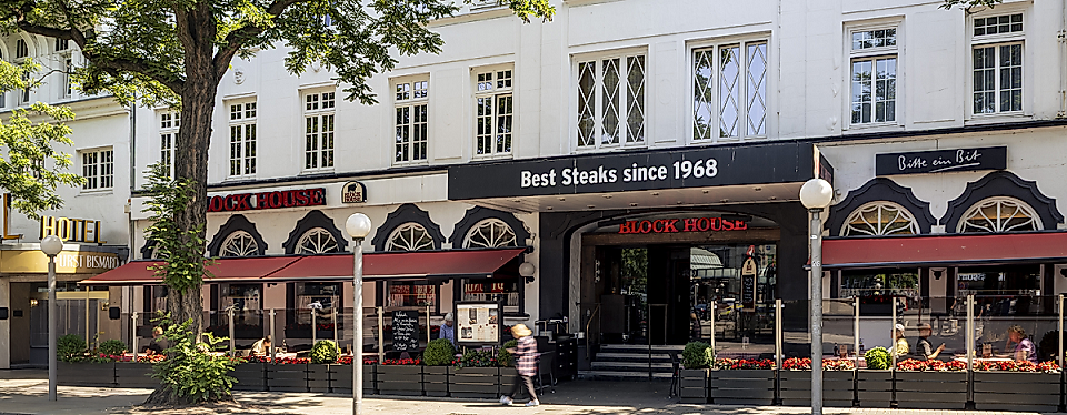 Exterior view of the BLOCK HOUSE restaurant on Kirchenallee in Hamburg