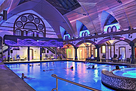 Stimmungsvoll beleuchtete Badehalle mit Innenpool und orientalischem Ambiente im Kaifu-Bad Hamburg.