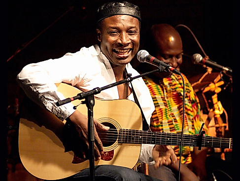 09 Adjiri Odametey_Band_Gitarre breit (c) Afrimelo