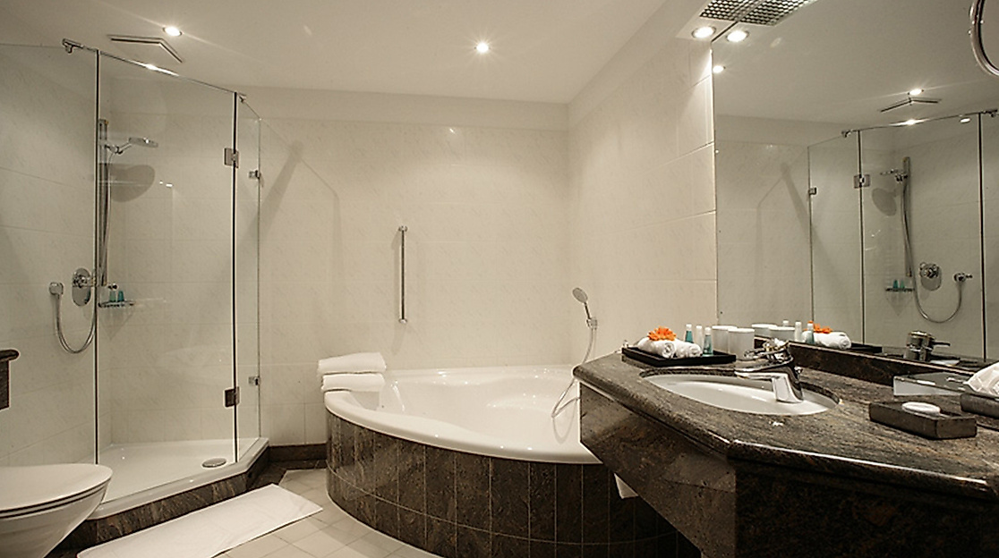 Hotel Boston Hamburg: Large Classic Bathroom