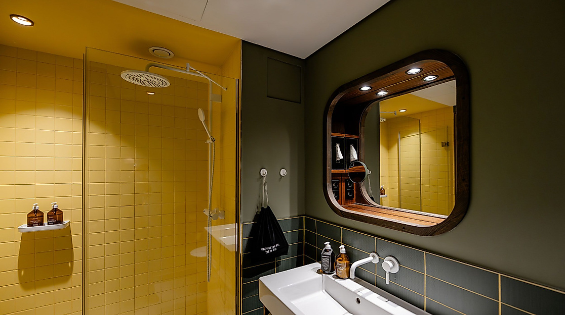 25hours Hotel HafenCity: room medium plus bathroom