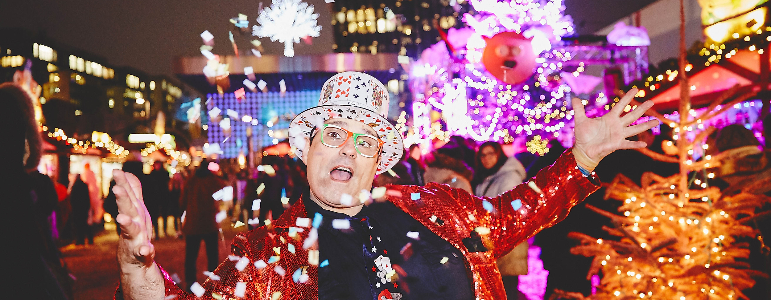 Bunte Lichter und ausgelassene Stimmung auf dem Weihnachtsmarkt Santa Pauli in Hamburg