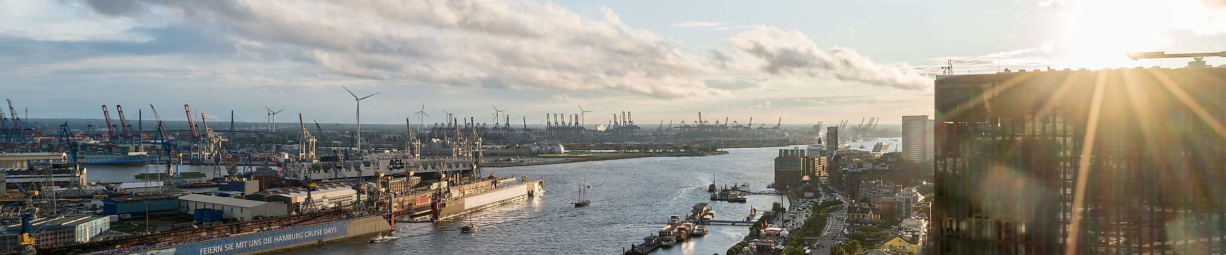 Sonnenuntergang über dem Hamburger Hafen mit Blick auf die Elbe während der Hamburg Cruise Days